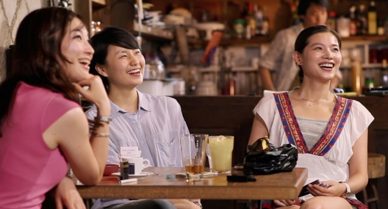 카페에서 웃고 있는 성은(공상아), 하진(김소진), 영(오유진)