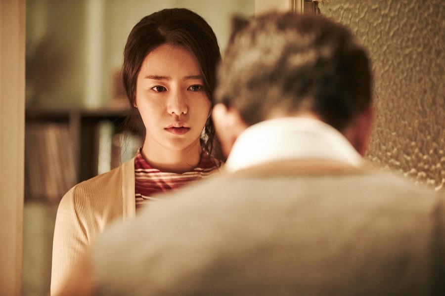 문 앞의 진평(송승헌)을 바라보는 가흔(임지연)