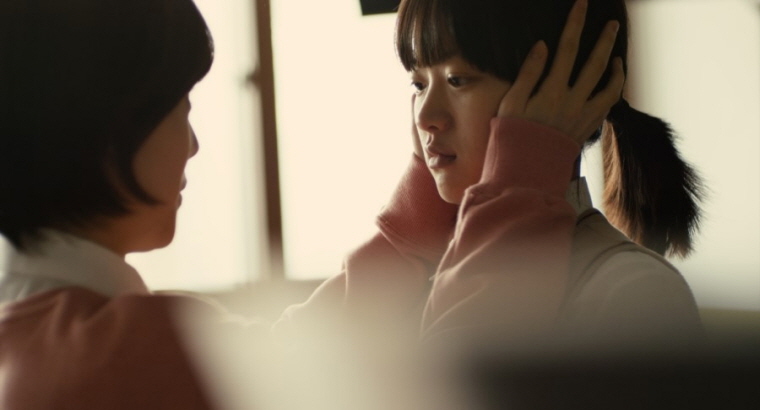 은희(정인선)가 한공주(천우희)의 얼굴을 양손으로 감싸쥐고 마주보고 있다.