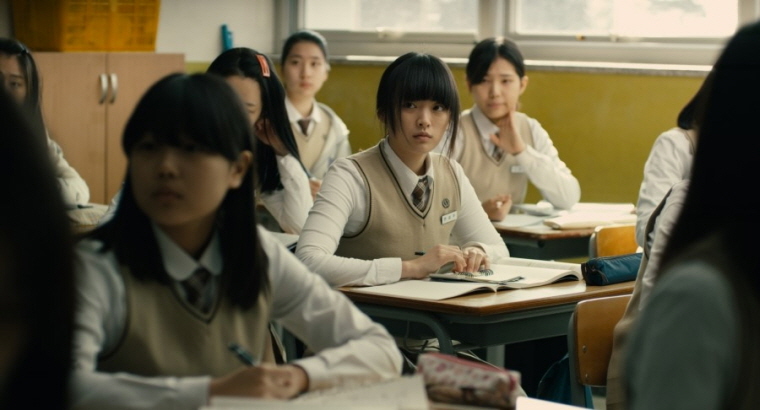 교실 안에서 한공주(천우희)가 교실 밖을 응시하고 있다.