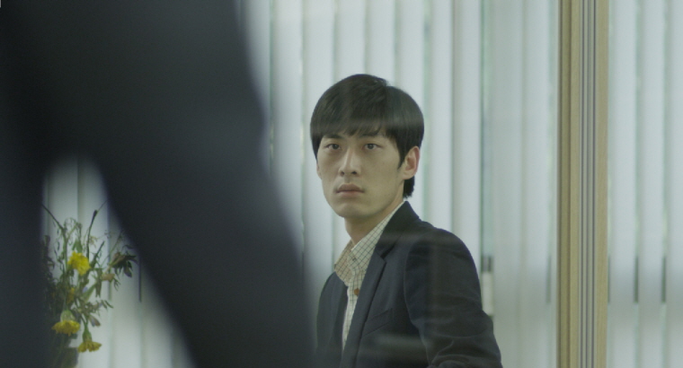 호찬이 회의실 안에서 밖을 바라보고 있고 부장이 다가온다