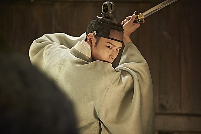 칼을 높이든 채 등 뒤의 적을 매섭게 노려보는 '조윤'