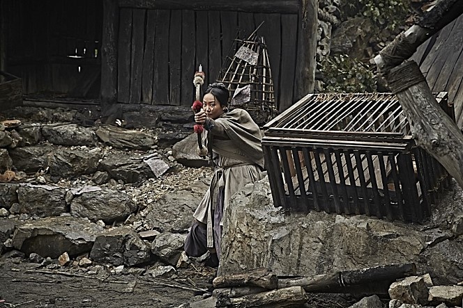 활시위를 당기고 있는 군도의 홍일점 '마향'