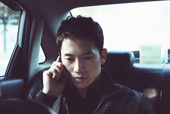 누군가와 통화를 하는 현태(지성)