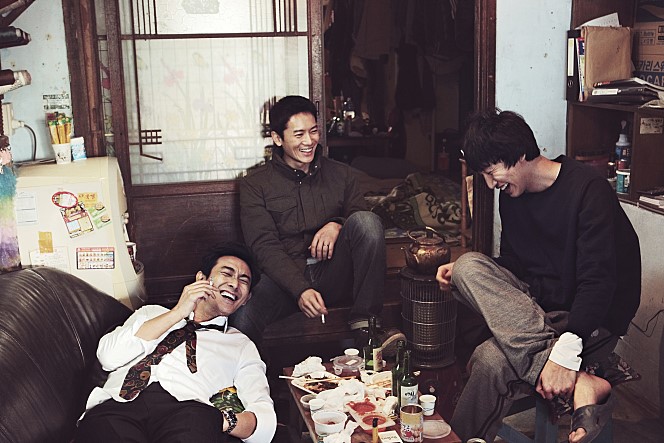 즐겁게 술을 마시며 웃고 있는 현태(지성), 인철(주지훈), 민수(이광수)