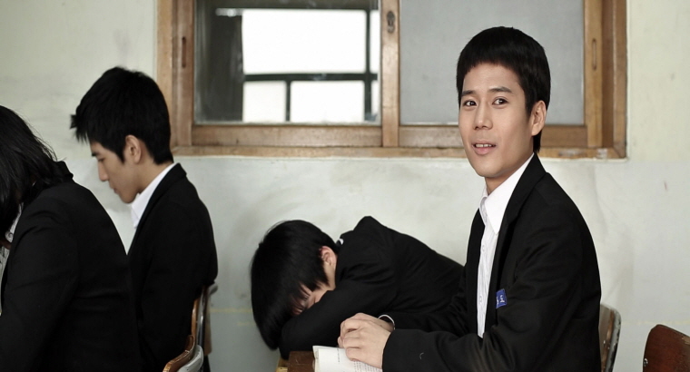 스틸컷-동도가 교실안에서 창쪽 책상에 누워 있는 현승을 보고 웃고 있다