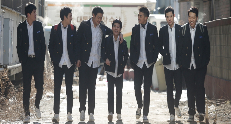 스틸컷-동도, 현승, 동철이등 친구들과 함께 떼를 지어 걸어나오고 있다