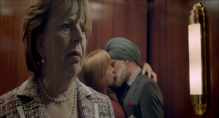 스틸컷-비제이는 윌의 아내와 엘리베이터안에서 열렬히 키스를 나눈다