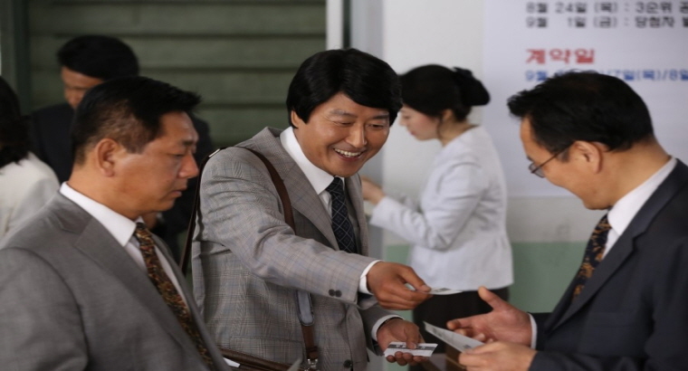 스틸컷-송변이 변호사 영업을 위해 사람들과 인사를 하고 있다