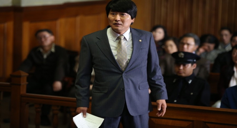 스틸컷-송변이 진우를 위해 법정에서 변호하고 있다