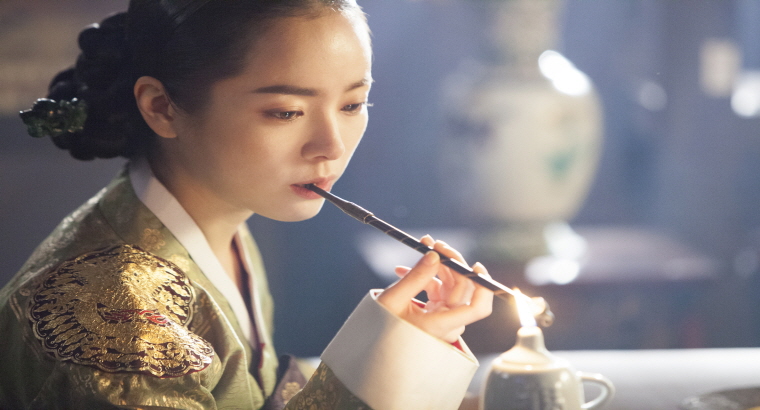 스틸컷-곰방대를 물고 있는 정순왕후 (한지민)