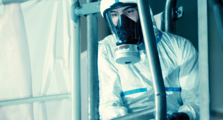 스틸컷-원전에서 일하게 된 갸리는 폐기물 처리를 하고 있다
