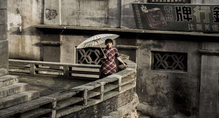스틸컷-샤오홍(탕 웨이)는 양산을 쓰고 난간을 지나가고 있다.