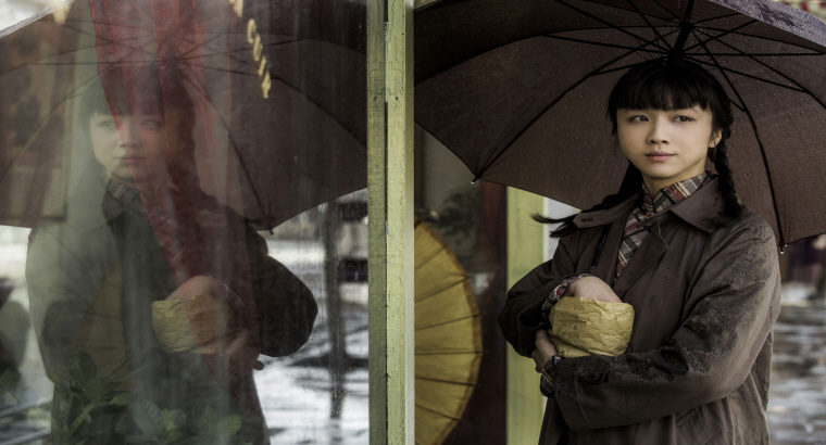 스틸컷-샤오홍(탕 웨이)는 양산을 쓰고 난간을 지나가고 있다.