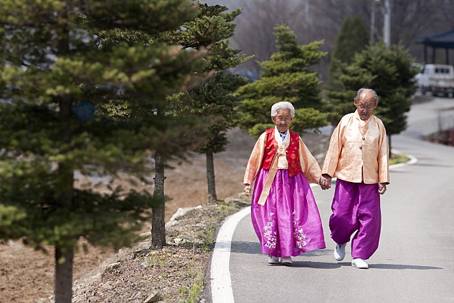 손을 잡고 산책하는 할아버지와 할머니