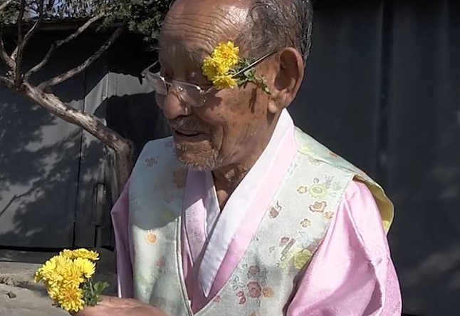 할머니에게 꽃을 선물하는 할아버지