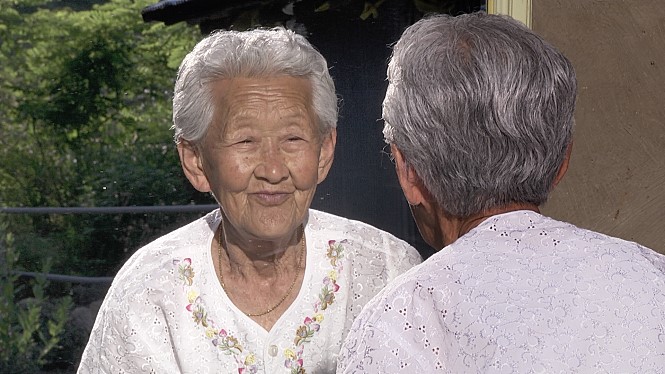 거울을 보며 미소 짓는 강계열 할머니