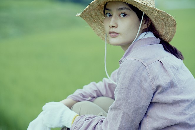 농사를 짓는 이치코(하시모토 아이)