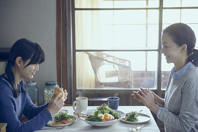 함께 식사하는 이치코와 이치코의 엄마(키리시마 카렌)