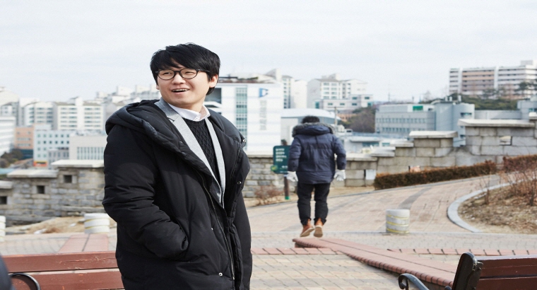 스틸 이미지_우연과 한참을 이야기를 나눈 형사가 자리를 떠난다.