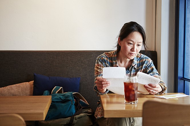 카페에 앉아 편지를 읽고 있는 권(서영화)