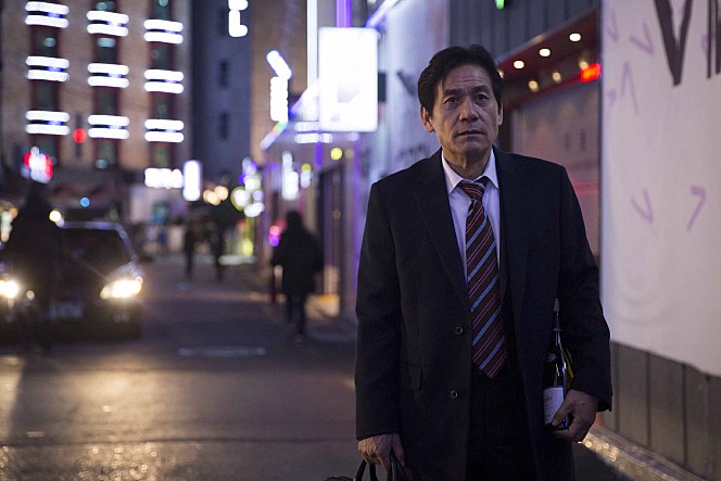 홀로 길을 거니는 오상무
