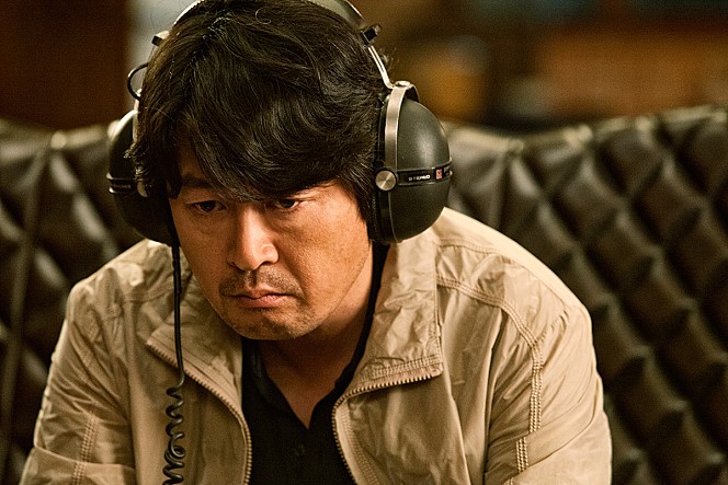 신중한 표정으로 헤드폰의 목소리에 귀 기울이는 형사 공길용