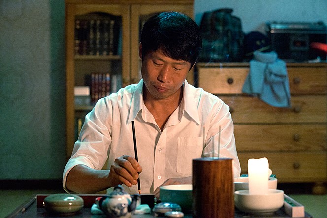 점을 보고 있는 김중산 도사