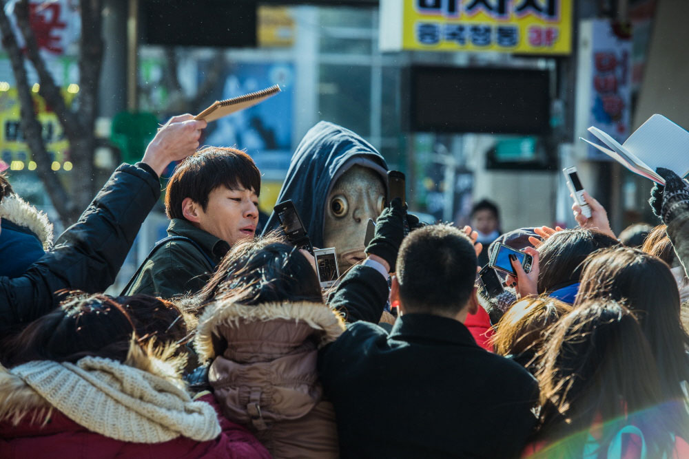 스틸컷_기자 상원과 생선인간 박구가 많은 취재진에 둘러쌓여 있다