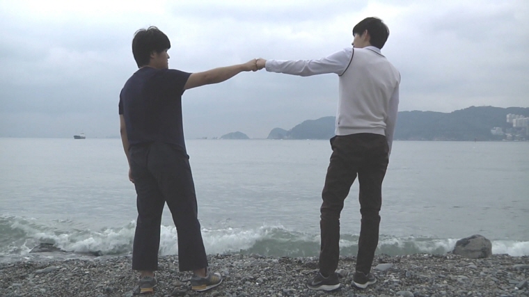 영화 <두 얼간이> 스틸컷 이미지