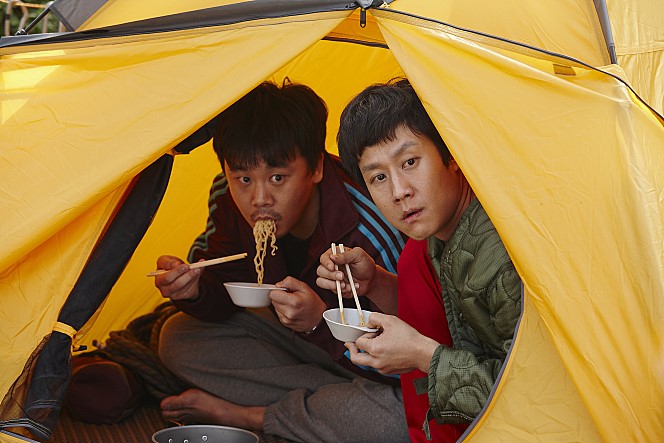 엄홍길의 집 마당 텐트