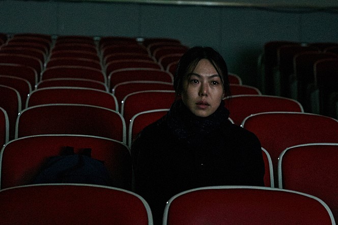 <밤의 해변에서 혼자> 스틸사진 2