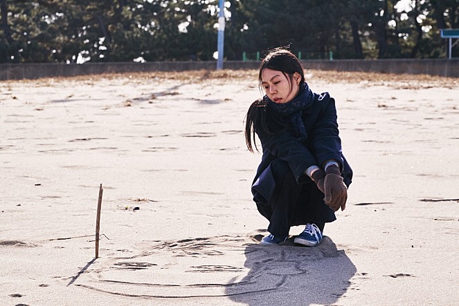 <밤의 해변에서 혼자> 스틸사진 1